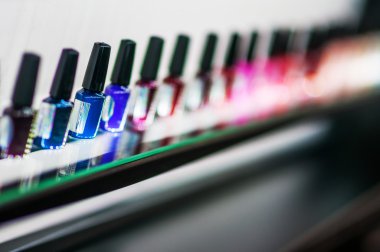 Parlak tırnak cilaları grubudur. Seçici odak. Küçük bir Dof
