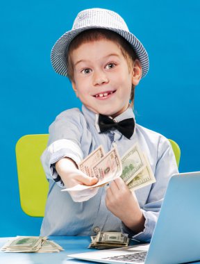 Küçük işadamı para sayma