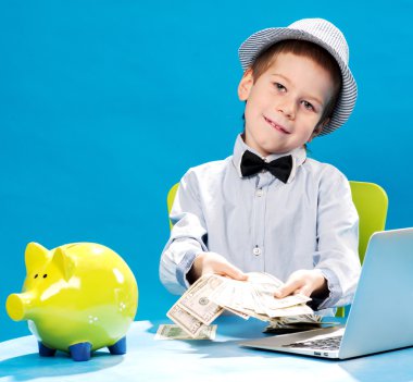 Küçük işadamı para sayma