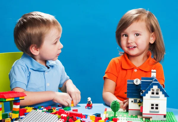 Barn som leker med konstruktion block — Stockfoto