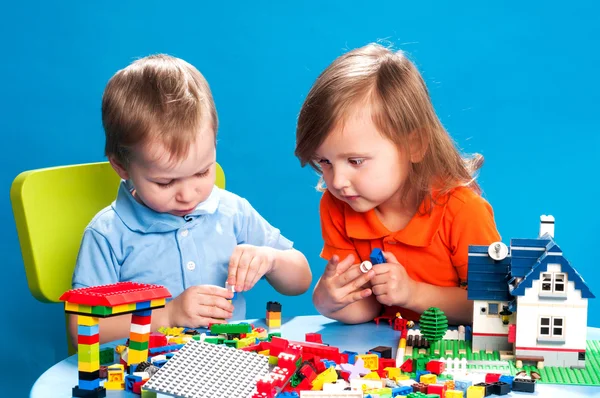 Children playing with construction blocks — Stock Photo, Image
