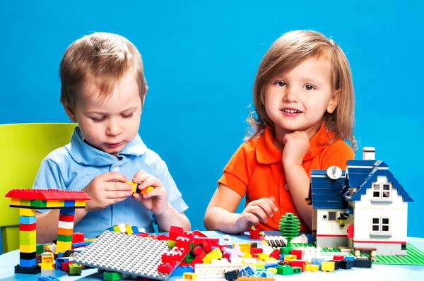 Bambini che giocano con i blocchi di costruzione — Foto Stock