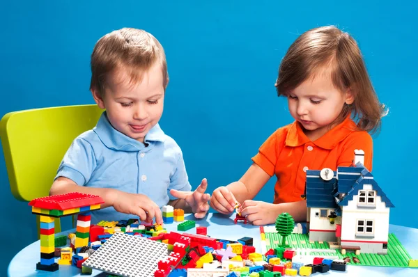 Children playing with construction blocks — Stock Photo, Image