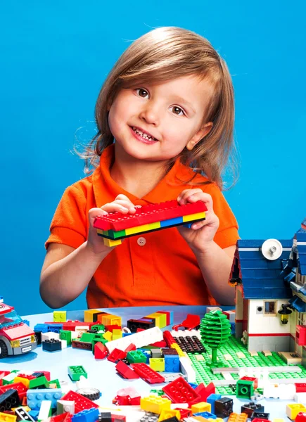 Criança brincando com blocos de construção — Fotografia de Stock