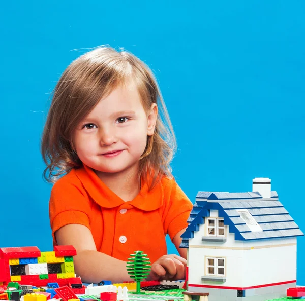 Bambino che gioca con i blocchi di costruzione — Foto Stock
