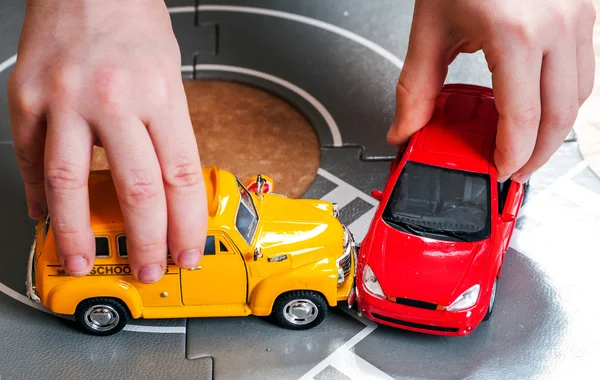 Дві іграшкові машини аварії на дорозі — стокове фото