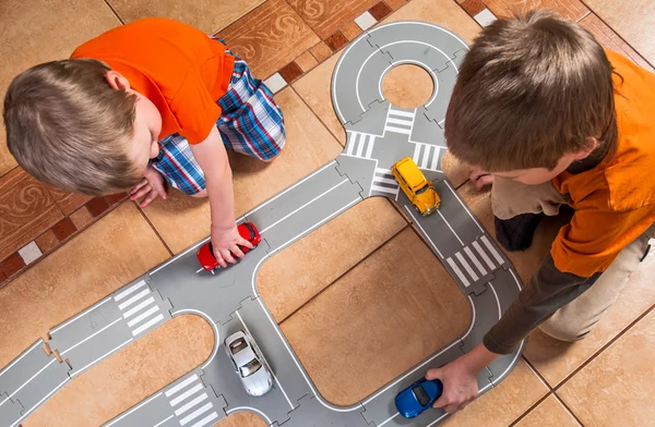 Dois meninos brinca com carro de brinquedo — Fotografia de Stock