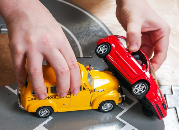 Dois carros de brinquedo acidente acidente na estrada — Fotografia de Stock