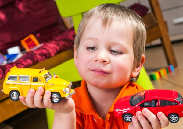 Menino brinca com carro de brinquedo — Fotografia de Stock