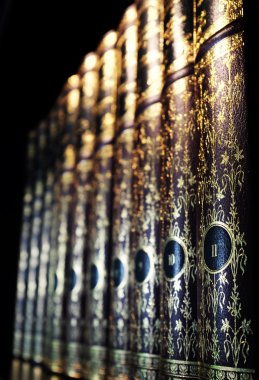 vintage sert kapak kitap raflarında eski Kütüphane