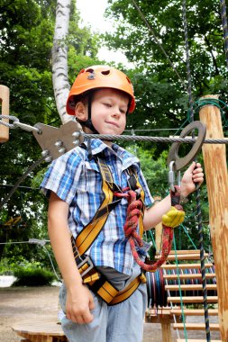 Yakışıklı bir macera Parkı ekipmanları tırmanma
