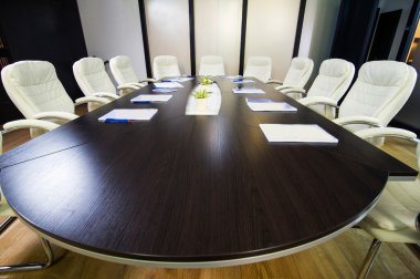 büyük yuvarlak masa ve sandalyeler ile konferans salonu