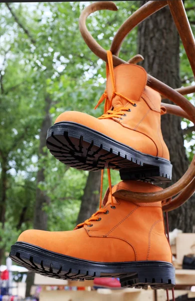 Un par de zapatos de cuero de los hombres con cordones de colores colocados en el suelo de madera — Foto de Stock