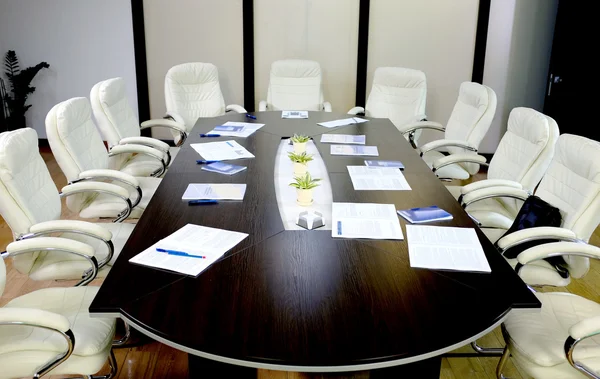 Sala de conferências com grande mesa redonda e cadeiras — Fotografia de Stock