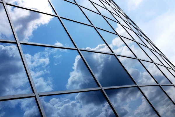 Moderne blauwe glazen wand van wolkenkrabber — Stockfoto
