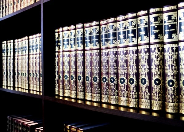 Gamla biblioteket av vintage hård täcker böcker på hyllor — Stockfoto