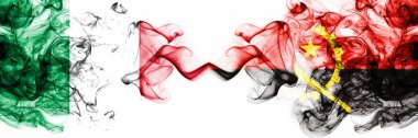 İtalya Angola 'ya karşı, Angola' nın dumanlı mistik bayrakları yan yana. Kalın renkli ipeksi soyut duman bayrakları