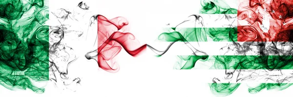 意大利对阿布哈兹 阿布哈兹烟熏神秘主义旗帜并排放置 浓密的彩色丝状抽象烟旗 — 图库照片