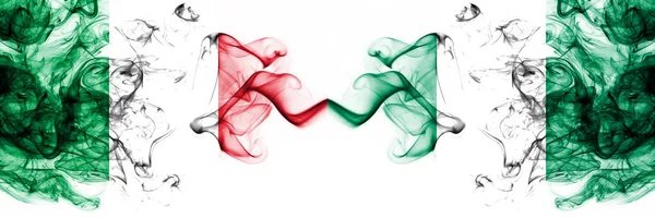 Włochy Kontra Nigeria Nigeryjskie Smoky Mistyczne Flagi Umieszczone Obok Siebie — Zdjęcie stockowe