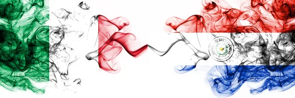 Włochy Paragwaj Paragwajskie Smoky Mistyczne Flagi Umieszczone Obok Siebie Grube — Zdjęcie stockowe