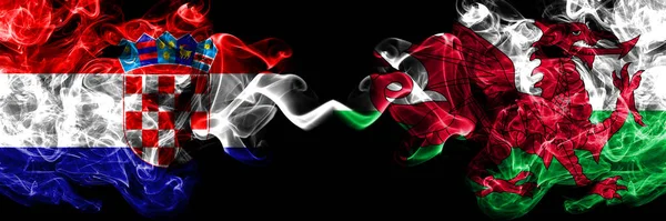 Kroatia Kroatia Mot Wales Det Forente Kongerike Røyker Mystiske Flagg – stockfoto