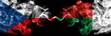 Çek Cumhuriyeti, Çek vs Madagaskar dumanlı mistik bayraklar yan yana yerleştirildi. Kalın renkli ipeksi soyut duman bayrakları.