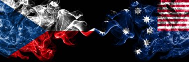 Çek Cumhuriyeti, Çek Birleşik Devletleri, Amerika, ABD, Amerika, Amerika, Amerika, Easton, Pensilvanya 'nın dumanlı mistik bayrakları yan yana yerleştirildi. Kalın renkli ipeksi soyut duman bayrakları.