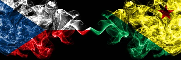 チェコ共和国 チェコとブラジルの州Acre煙霧の神秘的な旗が並んで配置されます 濃い色の絹のような抽象的な煙のフラグ — ストック写真