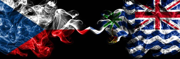 チェコ共和国 チェコ対イギリス イギリス インド洋領土横に配置された煙霧の神秘的な旗 濃い色の絹のような抽象的な煙のフラグ — ストック写真