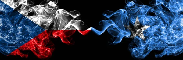 捷克共和国 捷克对索马里 索马里烟熏神秘的旗帜并排放置 浓密的彩色丝状抽象烟旗 — 图库照片