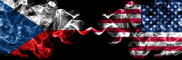 捷克共和国 捷克对美利坚合众国 美国烟熏神秘旗肩并肩放置 浓密的彩色丝状抽象烟旗 — 图库照片
