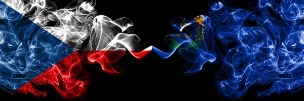 捷克共和国 捷克对美利坚合众国 内华达州烟熏神秘旗肩并肩放置 浓密的彩色丝状抽象烟旗 — 图库照片