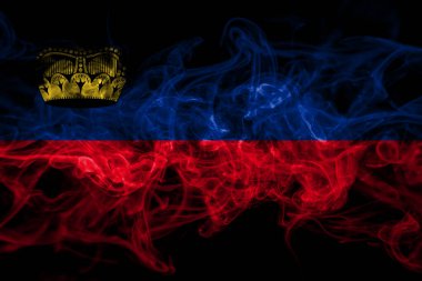 Lihtenştayn duman bayrağı siyah arkaplanda izole edildi