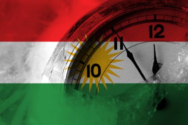 Kürdistan, Kürt ve Kürtlerin bayrağı arka planda gece yarısına yakın. Mutlu yıllar konsepti