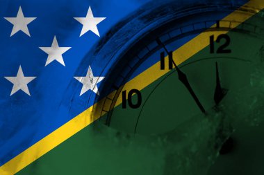 Solomon Adaları bayrağı. Arka planda gece yarısına yakın bir saat var. Mutlu yıllar konsepti