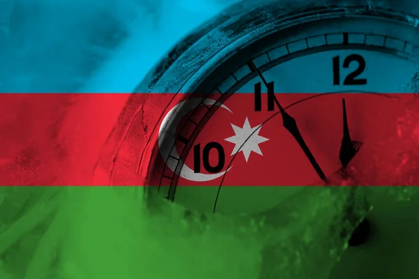 Azerbaycan Azerbaycan Bayrağı Arka Planda Gece Yarısına Yakın Bir Saat — Stok fotoğraf