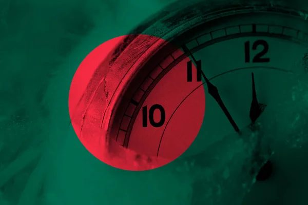 Bangladesh Bangladesh Vlag Met Klok Rond Middernacht Achtergrond Gelukkig Nieuwjaarsconcept — Stockfoto