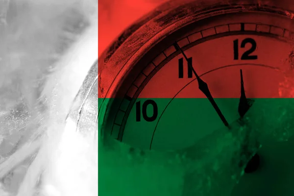 Bandera Madagascar Con Reloj Cerca Medianoche Fondo Feliz Año Nuevo — Foto de Stock