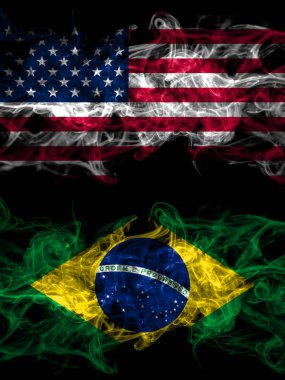Amerika Birleşik Devletleri, Amerika, ABD, Amerika Brezilya 'ya karşı, yan yana yerleştirilmiş Brezilya dumanlı mistik bayrakları. Kalın renkli ipeksi soyut duman bayrakları