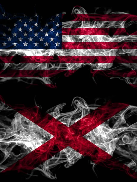 アメリカ合衆国 アメリカ アメリカ アメリカ アメリカ対アラバマ州 アラバマ州のスモーキーな神秘的な旗が並んで配置されます 濃い色の絹のような抽象的な煙のフラグ — ストック写真