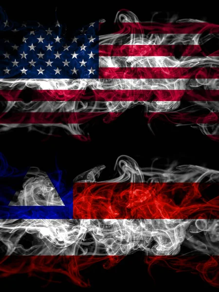 アメリカ アメリカ アメリカ アメリカ アメリカ対バイーア ブラジルの煙霧の旗が並んで配置されます 濃い色の絹のような抽象的な煙のフラグ — ストック写真