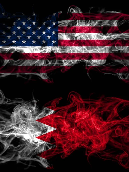 アメリカ アメリカ アメリカ アメリカ アメリカ対バーレーン バーレーンの煙霧の旗が並んで配置されます 濃い色の絹のような抽象的な煙のフラグ — ストック写真
