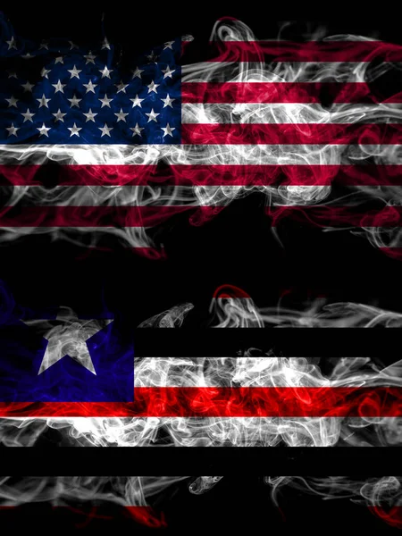 アメリカ アメリカ アメリカ アメリカ アメリカ対ブラジル ブラジル マラナオの煙霧の神秘的な旗が並んで配置されます 濃い色の絹のような抽象的な煙のフラグ — ストック写真