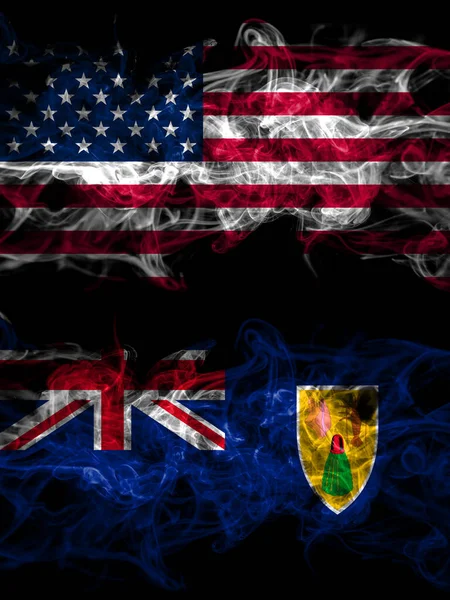 美利坚合众国 美国与英国 特克斯和凯科斯群岛的烟熏神秘主义旗帜肩并肩放在一起 浓密的彩色丝状抽象烟旗 — 图库照片