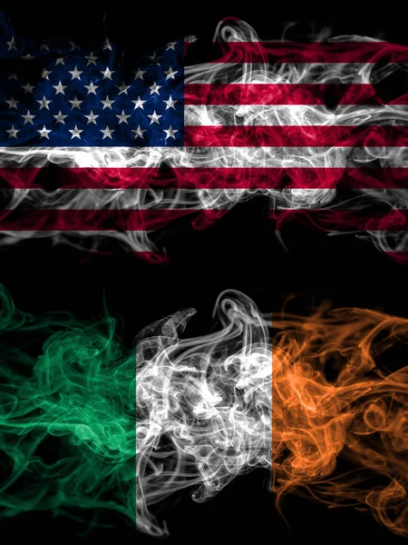 美利坚合众国 美国对爱尔兰 爱尔兰烟熏的神秘旗帜肩并肩放置 浓密的彩色丝状抽象烟旗 — 图库照片