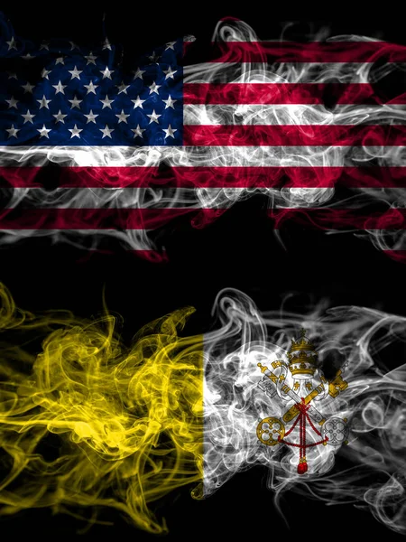 アメリカ アメリカ アメリカ アメリカ アメリカ対イタリア イタリア バチカンのスモーキーな神秘的な旗が並んで配置されます 濃い色の絹のような抽象的な煙のフラグ — ストック写真