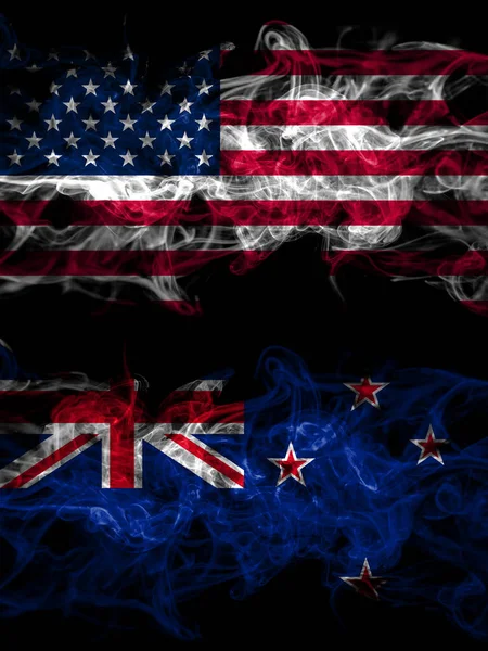 美利坚合众国 美国对新西兰 基维烟熏神秘主义旗帜肩并肩放置 浓密的彩色丝状抽象烟旗 — 图库照片