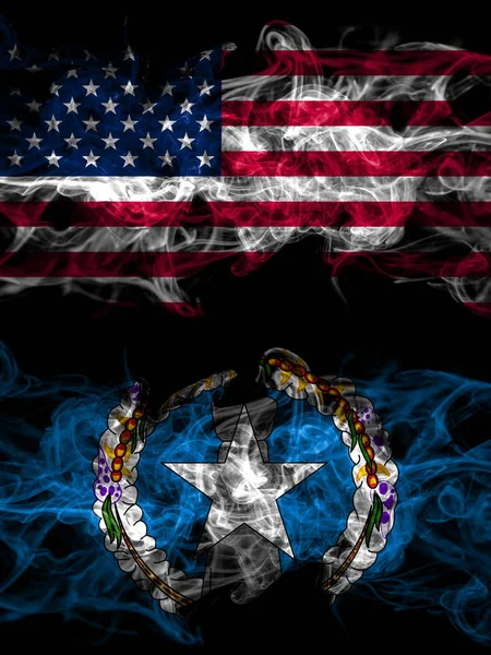 美利坚合众国 美国与北马里亚纳群岛并排放置的烟熏神秘旗 浓密的彩色丝状抽象烟旗 — 图库照片