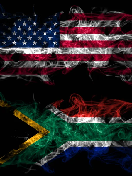 남아프리카 대미국 아프리카 연기나는 신비의 깃발이 나란히 갈색의 추상적 — 스톡 사진