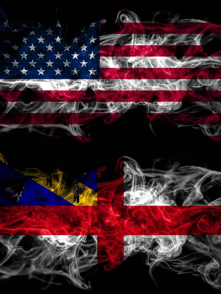 美国对英国 赫姆烟雾般的神秘旗帜肩并肩放置 浓密的彩色丝状抽象烟旗 — 图库照片